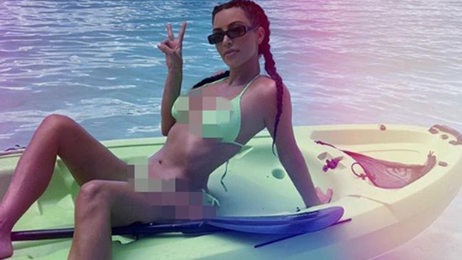 Kim Kardashian pamer tubuh seksi dengan mengenakan bikini (instagram/kimkardashian)