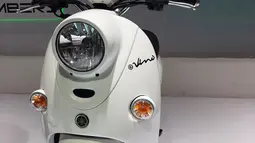 Bagian depan Yamaha e-Vino sangat menggemaskan. Lampu utama berbentuk bulat sempurna dengan bohlam halogen memberikan impresi klasik yang sangat kental. Lampu sein dengan nuansa yang sama turut memperkuat tema neo-classic yang diusungnya. Tampilan e-Vino ini mengingat pada karakter kartun Minions.