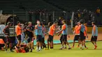 Pemain Juventus beristirahat sambil meminum air di sela-sela latihan di Stadion GBK Jakarta, (5/8/2014). (Liputan6.com/Helmi Fithriansyah)