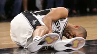 Guard San Antonio Spurs, Tony Parker, mengerang kesakitan sambil memegang kakinya yang cedera pada gim 2 semifinal Wilayah Barat kontra Houston Rockets di AT&T Center, San Antonio, Rabu (3/5/2017). (The San Antonio Express-News via AP/Jerry Lara)