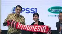 Sekjen PSSI, Ratu Tisha Destria, berpose bersama CEO PT Sewu Segar Nusantara (Sunpride), Josep Lay, usai penandatanganan kerja sama di ICE BSD. (Istimewa)