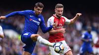 Alvaro Morata dan Shkodran Mustafi mengejar bola dalam laga Chelsea kontra Arsenal. (doc. Chelsea FC)
