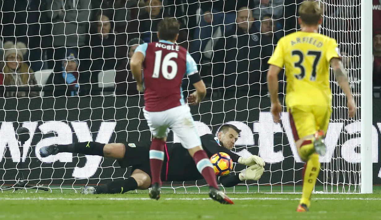 Kiper Burnley, Tom Heaton menjadi yang teratas sebagai penjaga gawang dengan penyelamatan terbanyak yaitu 77 kali mengamankan gawang hingga pekan ke-17 Premier League. (Reuters/Eddie Keogh)