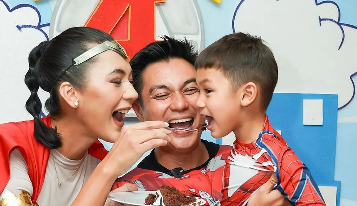 <p>Sementara itu, Baim Wong tampil sebagai Iron Man dari busana yang dikenakan. Sementara Kiano mengenakan baju Spiderman. [@baimwong]</p>