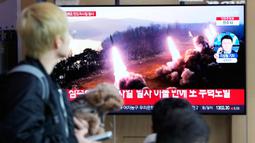 Layar TV menunjukkan gambar file peluncuran rudal Korea Utara saat program berita di Stasiun Kereta Api Seoul, Seoul, Korea Selatan, Selasa (14/3/2023). Korea Utara melakukan uji coba menembakkan dua rudal balistik jarak pendek ke arah perairan timurnya pada hari Selasa dalam unjuk kekuatan kedua Pyongyang minggu ini, sehari setelah dimulainya latihan militer AS-Korea Selatan yang dipandang Korea Utara sebagai latihan invasi. (AP Photo/Ahn Young-joon)