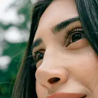 Permukaan kulit di sekitar hidung sering mengalami kombinasi produksi minyak (Sumber: Pexels.com)