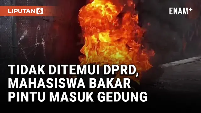 VIDEO: Demo Indonesia Gelap, Mahasiswa Bakar Pintu Gedung DPRD