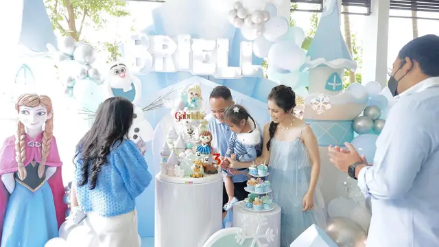 Bertema Frozen, Ini 7 Momen Perayaan Ulang Tahun Putri Momo Geisha