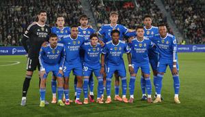 Para pemain Real Madrid berpose sebelum laga La Liga melawan Elche di Elche, Spanyol, Minggu, 23 November 2025. (AP Photo/Alberto Saiz)