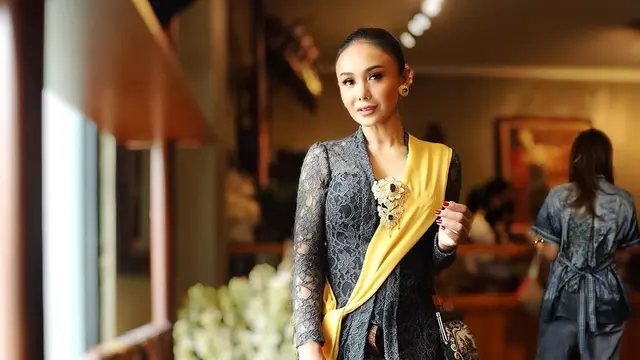 Model Batik dan Kebaya ala Yuni Shara. (instagram/Yunishara36)