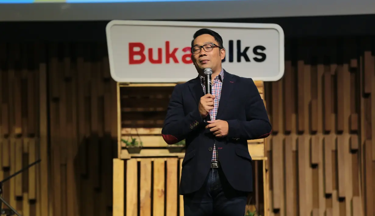 Uniknya, ia memberikan contoh yang cukup konyol. Kang Emil melarang Song Hye Kyo berebutan alis dengan Song Joong Ki. Pengantin baru ini juga ditunggu di Bandung oleh Kang Emil. (Adrian Putra/Bintang.com)