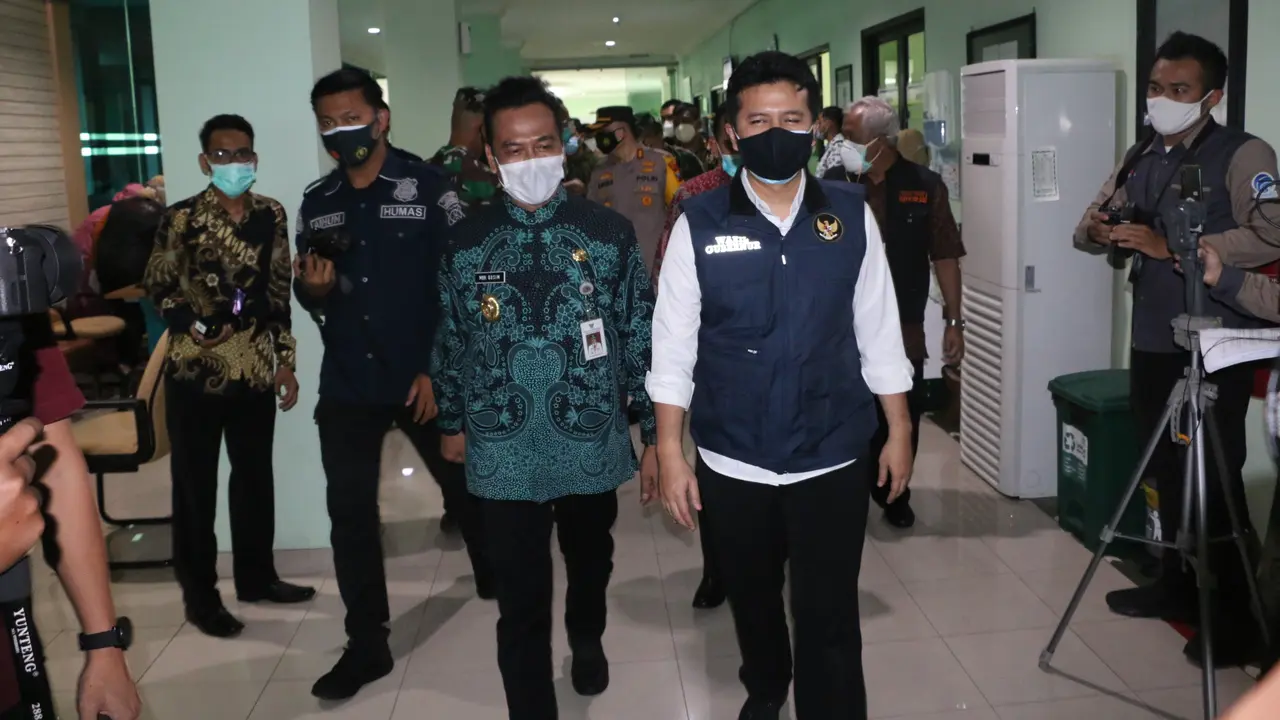 Wagub Jatim Emil Dardak meninjauh vaksinasi Covid-19 di Gresik. (Dian Kurniawan/liputan6.com)
