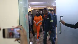 Polda Metro Jaya juga membuka posko pengaduan korban Wedding Organizer yang dikelola oleh Ayu Puspita. Tampak dalam foto, Ayu Puspita, pemilik Wedding Organizer by Ayu Puspita (tengah), digelandang petugas dari unit Kriminal Umum Polda Metro Jaya sesaat rilis di Gedung Ditreskrimum Polda Metro Jaya, Sabtu (13/12/2025). (Kapanlagi.com/Budy Santoso)