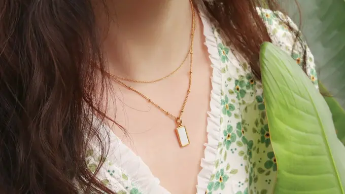 Ilustrasi Kalung Emas (Credit: Sheilabox/Unsplash)