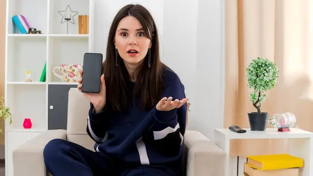 illustrasi wanita menolak ponsel