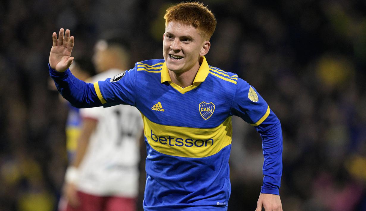 Bek kiri Argentina berusia 19 tahun, Valentin Barco yang merupakan alumnus Piala Dunia U-20 2023 didatangkan Brighton and Hove Albion dari klub Argentina, Boca Juniors pada 20 Januari 2024 dengan mahar senilai 9,15 juta euro atau setara Rp155 miliar. Kehadirannya di skuad The Seagulls diharapkan akan menjadi alternatif sekaligus pesaing Pervis Estupinan di sektor kiri pertahanan Brighton and Hove Albion. (AFP/Juan Mabromata)