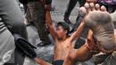 Seorang warga diamankan Petugas saat penggusuran Kampung Pulo, Jakarta, Kamis (20/8/2015). Penggusuran pemukiman Kampung Pulo dilakukan oleh 2.200 personel gabungan untuk normalisasi Sungai Ciliwung. (Liputan6.com/Herman Zakharia)