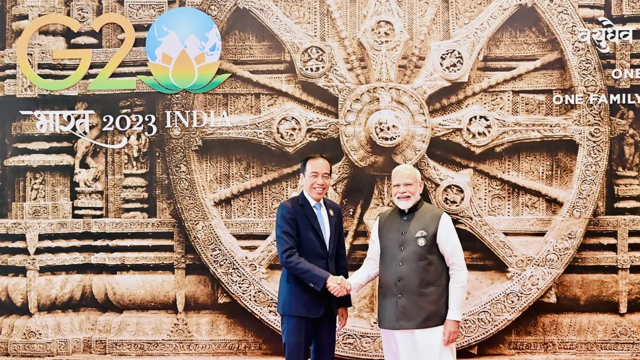 Kedatangan Presiden Jokowi di Konferensi Tingkat Tinggi (KTT) G20 India disambut langsung oleh Perdana Menteri India (PM) Narendra Modi.
