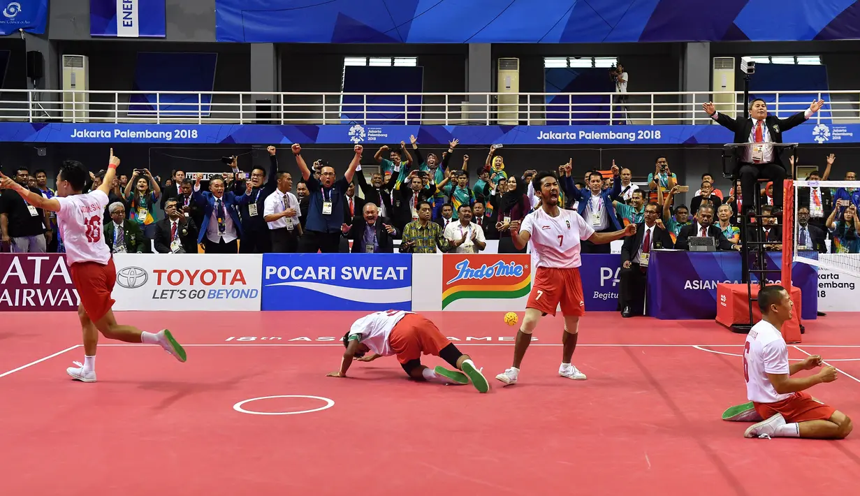 Tim sepak takraw Indonesia melakukan selebrasi setelah memenangkan emas di final sepak takraw putra Asian Games 2018 di Palembang, Sumatera Selatan, Sabtu (1/9). (Mohd RASFAN/AFP)