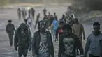 Para migran tiba di tanah Spanyol setelah melintasi pagar yang memisahkan kantong Spanyol Melilla dari Maroko, di Melilla, Spanyol (3/3/2022). Ratusan orang Afrika mencoba memanjat pagar yang memisahkan kota Melilla di Spanyol dari Maroko untuk hari kedua berturut-turut. (AP Photo/Javier Bernardo)