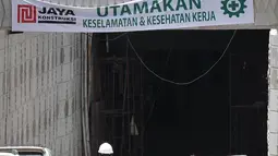 Pekerja menggunakan sepeda motor saat lalu lalang masuk ke proyek Underpass Matraman, Jakarta, Minggu (1/4). Underpass ini dibangun dengan panjang 650 meter dan lebar jalan 7 meter. (Merdeka.com/Iqbal S Nugroho)