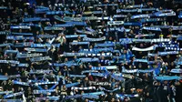 Penjunjung stadion San Paolo, markas Napoli dilarang menggunakan ikat pinggang dalam laga melawan Manchester City, Rabu (1/11/2017) atau Kamis dinihari WIB. (AFP / ALBERTO PIZZOLI)