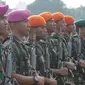 Prajurit Kopassus dengan persenjataan lengkap saat apel gelar pasukan pengamanan KAA-60 di Kawasan Monas, Jakarta, Rabu (15/4/2015). KAA ke-60 akan berlangsung pada 18-24 April 2015 di Jakarta dan Bandung. (Liputan6.com/Herman Zakharia)