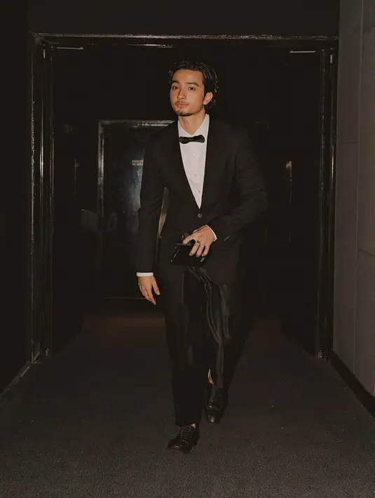 Bryan Domani kembali degnan gaya gentlemannya. Ia mengenakan setelan jas hitam yang serasi dengan celana panjangnya, dikombinasikan dengan kemeja putih dan dasi kupu-kupu. [Foto: Instagram/bryandomani_bd_]