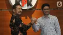 Jaksa Agung ST Burhanudin (kiri) menjabat tangan Wakil Ketua KPK Laode Muhammad Syarif saat mendatangi Gedung KPK, Jakarta, Jumat (8/11/2019). Pertemuan itu membahas sinergi dalam penanganan pemberantasan tindak korupsi antara KPK dan Kejaksaan Agung. (merdeka.com/Dwi Narwoko)
