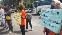 Mahasiswa ketika berdemonstrasi di Kejati Riau mendesak pengusutan tuntas dugaan korupsi hibah dan bansos di Kabupaten Siak. (Liputan6.com/M Syukur)