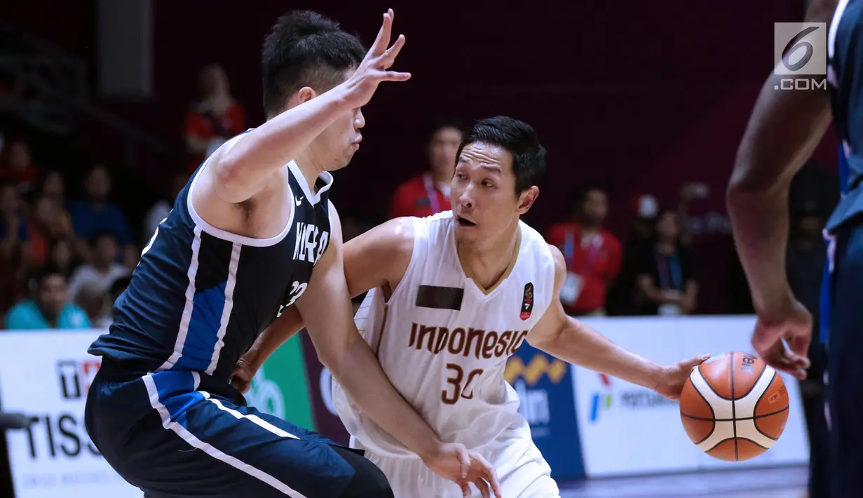 Pebasket putra Indonesia, Xaverius Prawiro (kanan) mencoba menembus kawalan pemain Korea, Seounghyun Lee pada babak penyisihan Grup A Basket Putra Asian Games 2018 di Jakarta, Selasa (14/8). Indonesia kalah 65-104. (Liputan6.com/Helmi Fithriansyah)