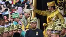 <p>Sultan Hassanal Bolkiah saat naik kereta kerajaan melambaikan tangan kepada warga sekitar selama prosesi Golden Jubilee di Bandar Seri Begawan (5/10). Perayaan tersebut menandai 50 tahun bertahta. (AFP PHOTO / Roslan Rahman)</p>