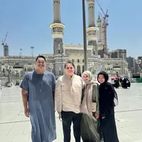 Istri Menteri Perekonomian dan Menteri Olahraga saat menjalankan ibadah umrah. [@yanti.airlangga]