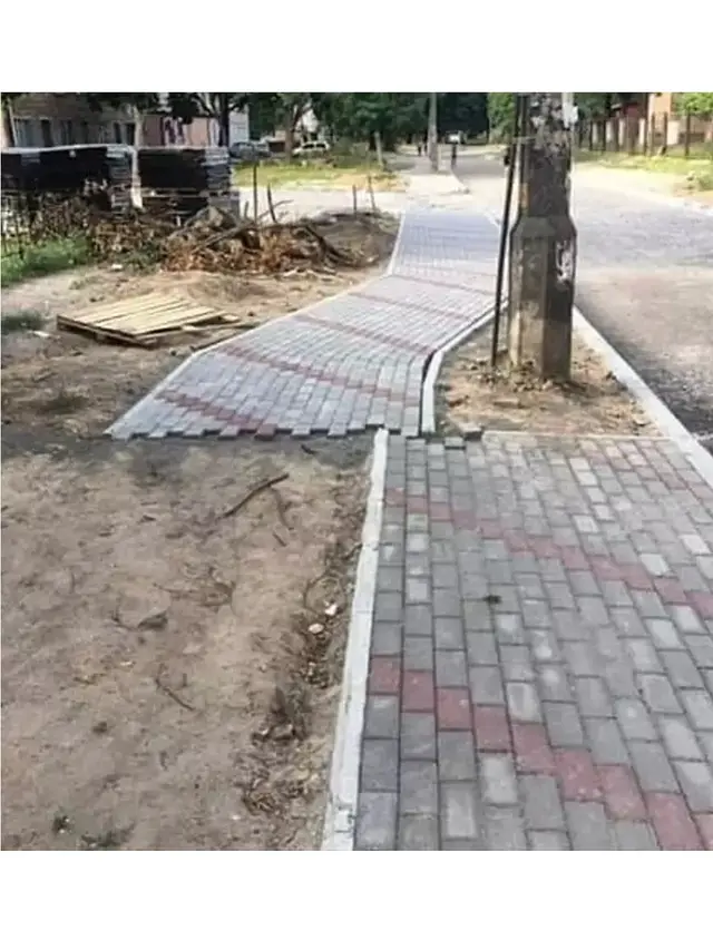6 Potret Tiang Listrik Berada di Tengah Jalan, Bikin Bingung Mau Lewat