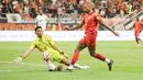 Peluang pemain Persija Jakarta, Gustavo Almeida mampu ditahan oleh kiper PSM Makassar pada pekan ke-22 BRI Super League 2025/2026 yang digelar di Jakarta International Stadium, Jumat (20/2) malam WIB. (Bola.com/Abdul Aziz)