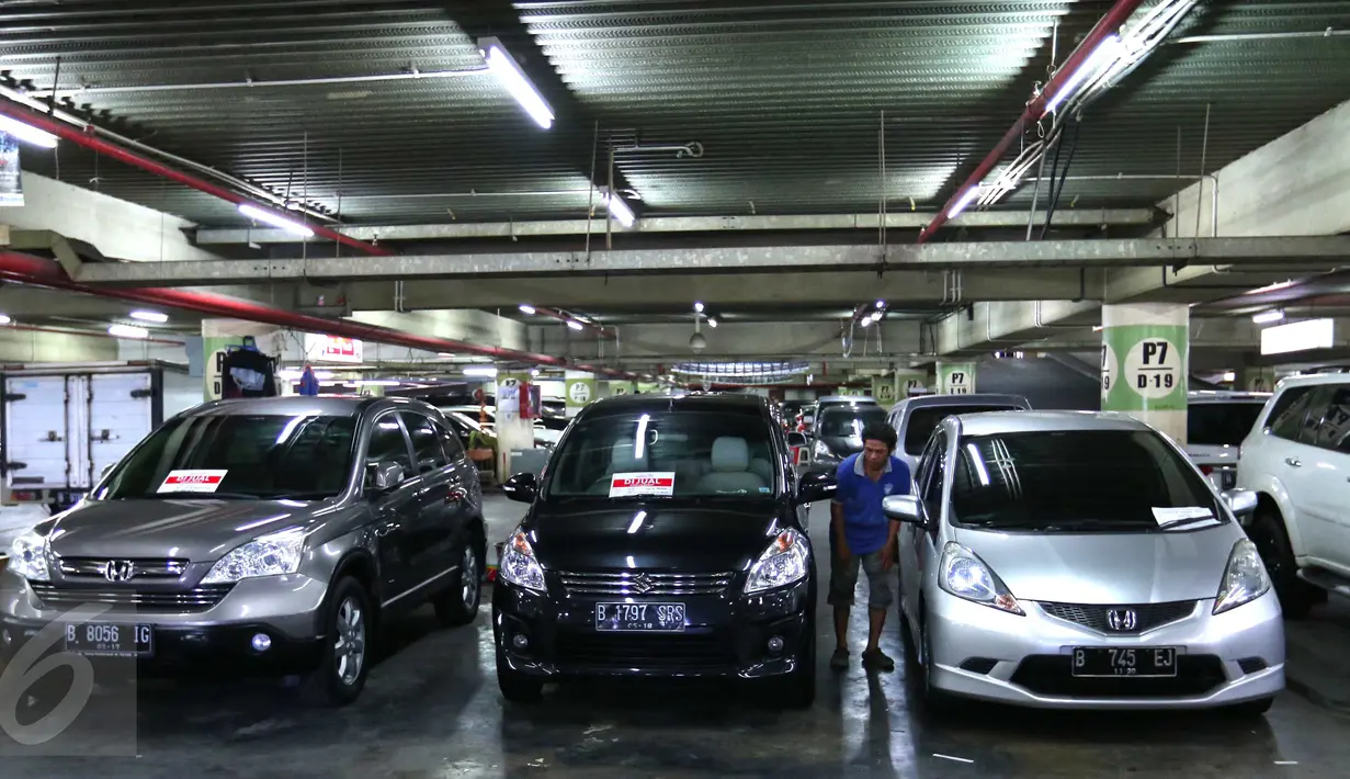 Aktivitas tempat penjualan mobil bekas di kawasan WTC Mangga Dua, Jakarta, Jumat (10/6). Sedangkan harga mobil bekas mengalami penurunan di bulan Ramadan tahun ini. (Liputan6.com/Angga yuniar)