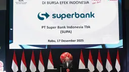 Pencatatan saham ini menjadi momentum penting bagi Superbank untuk memperkuat permodalan sekaligus memperluas jangkauan layanan finansial digital bagi masyarakat Indonesia. Tampak dalam foto, Direktur Pengawasan Transaksi dan Kepatuhan Bursa Efek Indonesia (BEI), Kristian Manullang, saat memberi sambutan pada pencatatan perdana saham PT Super Bank Indonesia Tbk (SUPA) di Bursa Efek Indonesia (BEI), Rabu (17/12/2025). (Kapanlagi.com/Budy Santoso)