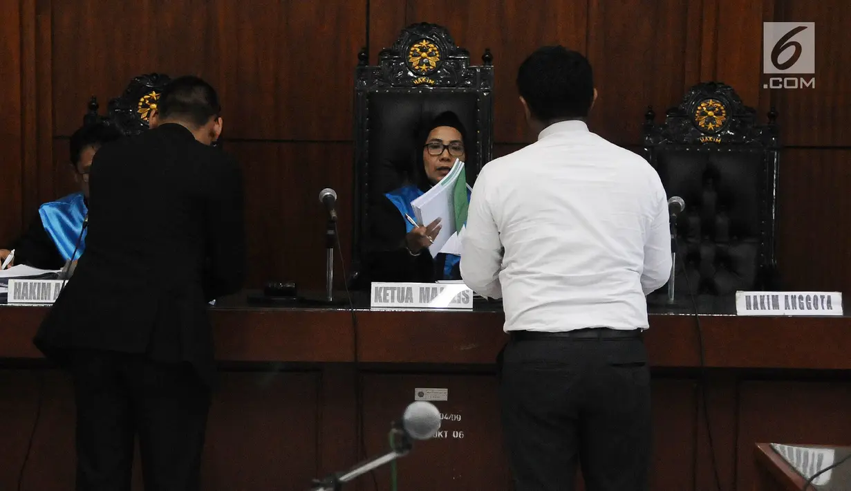 Kedua kuasa hukum penggungat dan tergugat memberikan kesimpulan saat sidang dugaan kasus intervensi terkait 250 motor BMW saat Asian Games 2018 di Pengadilan Tata Usaha Negara (PTUN) Jakarta, Rabu (16/1). (Liputan6.com/Herman Zakharia)