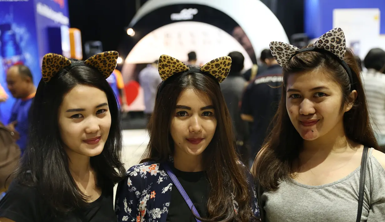 Atribut seperti glow stick, bandana dengan tanduk ciri khas Ariana Grande tidak lepas menjadi aksesoris yang dikenakan para penggemar. (Galih W.Satria/Bintang.com)