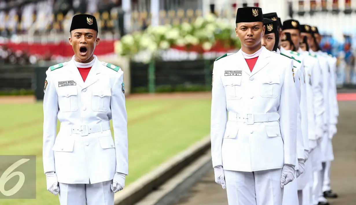 Anggota paskibraka 2016 melaksanakan gladi bersih upacara HUT ke-71 Kemerdekaan RI di Istana Merdeka, Jakarta, Senin (15/8). Kegiatan gladi bersih ini juga ditampilkan pengibaran bendera merah putih oleh Paskibraka 2016. (Liputan6.com/Faizal Fanani)