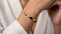 7 Model Gelang Emas Bunga Clover Hitam Kekinian, Tampil Memukau dan Modern