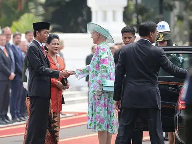 Presiden Jokowi bersama Ibu Negara Iriana Jokowi bersalaman dengan Ratu Denmark Margrethe II saat melakukan kunjungan kenegaraan di Istana Merdeka, Jakarta, Kamis (22/10/2015). (Liputan6.com/Faizal Fanani)
