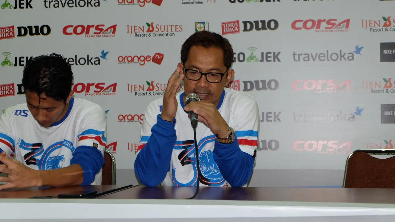 Pelatih Arema FC, Aji Santoso, memberi keterangan usai pertandingan melawan Borneo FC di Stadion Kanjuruhan, Minggu (30/7/2017). Arema ditahan 0-0. (Liputan6.com/Rana Adwa)