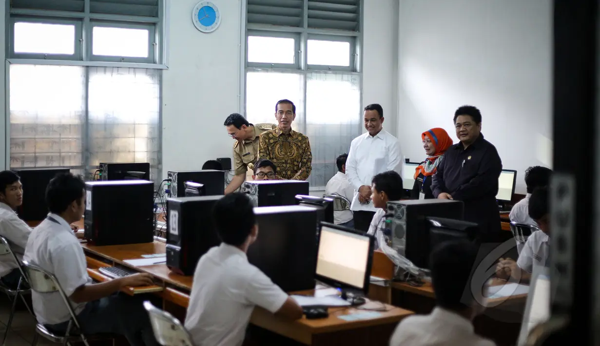 Presiden Joko Widodo ditemani Mendikbud Anies Baswedan dan Gubernur DKI Jakarta Basuki Tjahaja Purnama (Ahok) meninjau pelaksanaan Ujian Nasional (UN) di SMKN 1, Jakarta, Selasa (14/4/2015). (Liputan6.com/Faizal Fanani)