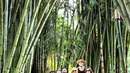 Wulan Guritno dan Sabda Ahessa tampak begitu menikmati momen 'healing' singkat mereka di tengah pemandangan hijau. (instagram.com/sabdaahessa)