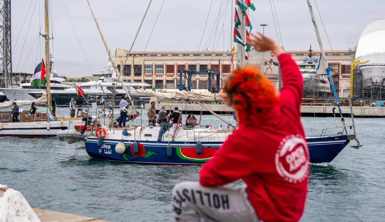 Kapal-kapal yang membawa aktivis dan bantuan kemanusiaan untuk warga Palestina di Gaza bermanuver di pelabuhan selama acara pelepasan simbolis sebagai bagian dari Global Sumud Flotilla, di Barcelona, Spanyol, Minggu 12 April 2026. Sejumlah kapal mengikuti acara pelepasan simbolis dan keberangkatan armada misi kemanusiaan Global Sumud Flotilla (GSF) untuk menembus blokade Gaza, Palestina. (AP Photo/Joan Mateu Parra)