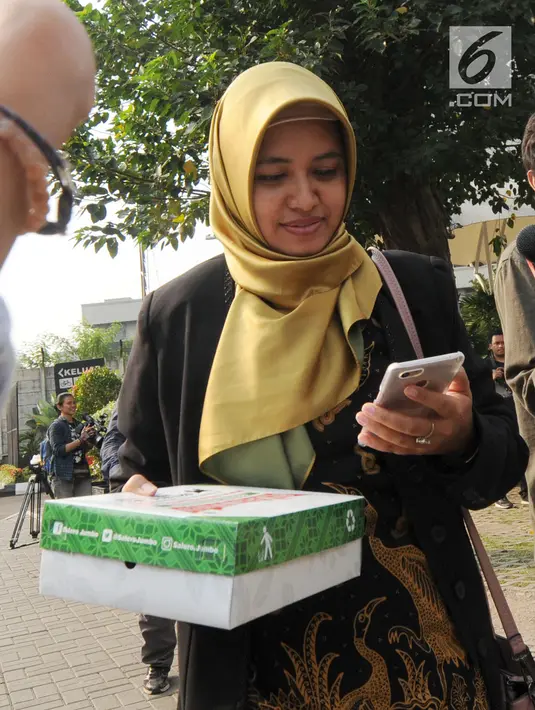 Anggota DPRD Kota Mojokerto Choiroiyaroh membawa nasi kotak usai diperiksa oleh penyidik di gedung KPK, Jakarta, Rabu (2/5). Choiroiyaroh diperiksa sebagai saksi untuk tersangka Wali Kota Mojokerto, Masud Yunus . (Merdeka.com/Dwi Narwoko)