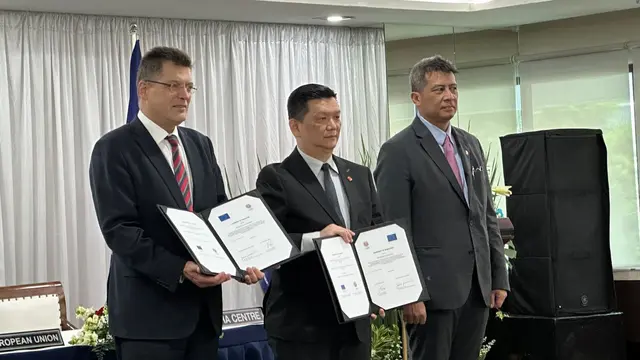 Uni Eropa dan ASEAN menandatangani kesepakatan manajemen krisis di Jakarta, Kamis (17/10/2024). (Liputan6.com/Benedikta Miranti)