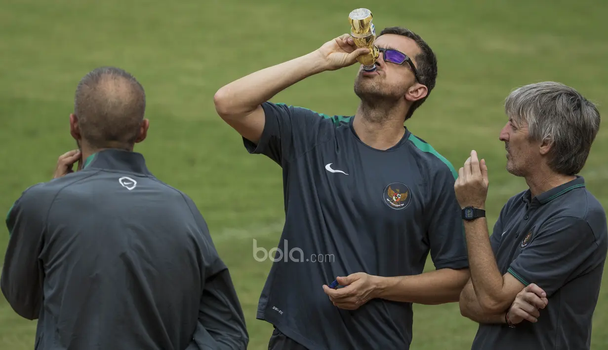 Para pelatih Timnas Indonesia berdiskusi saat latihan di Lapangan SPH Karawaci, Banten, Sabtu (10/6/2017). Latihan ini merupakan persiapan jelang laga persahabatan melawan Puerto Rico. (Bola.com/Vitalis Yogi Trisna)