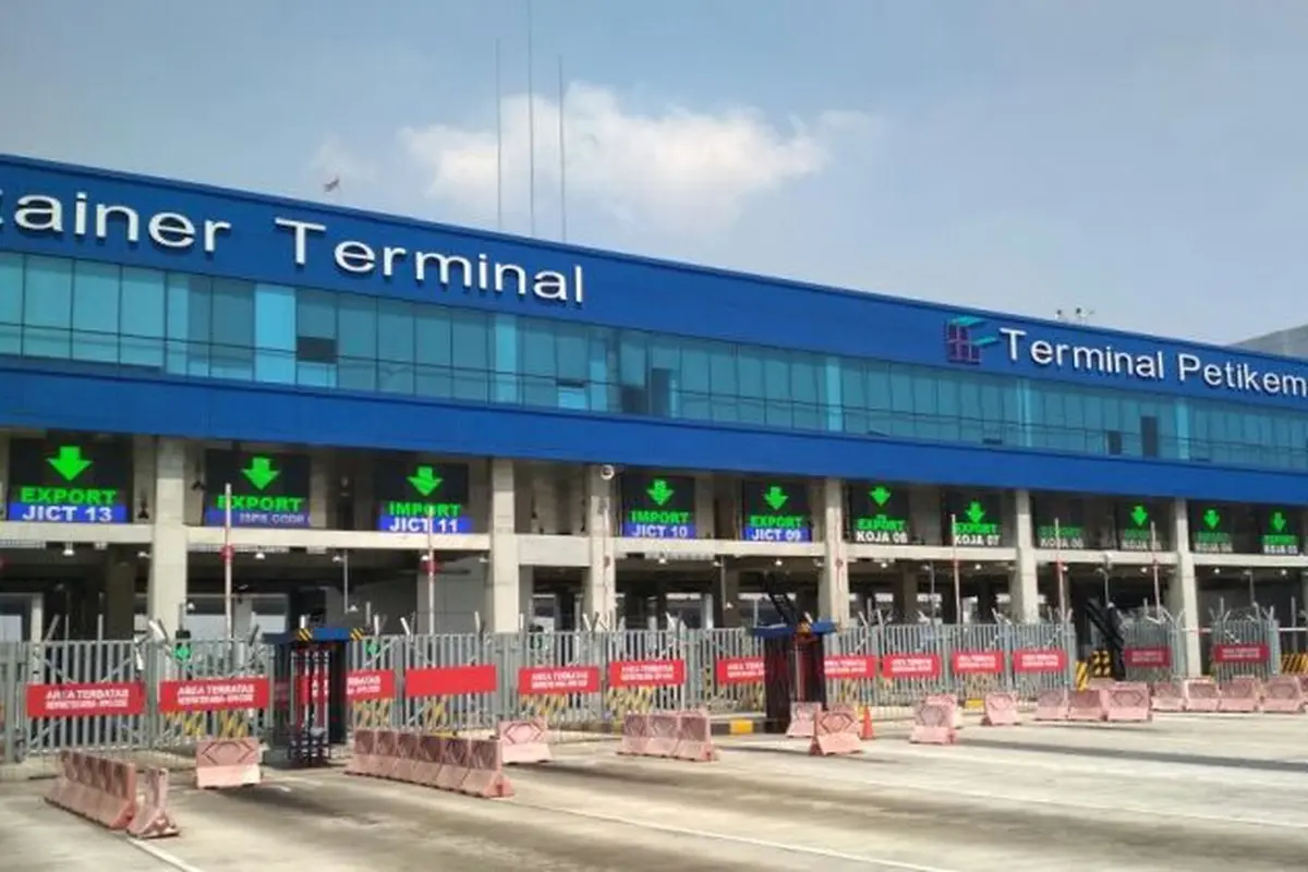 Suasana Jakarta International Container Terminal (JICT) yang lumpuh total akibat mogok pekerja. (Moch Harun Syah/Liputan6.com)